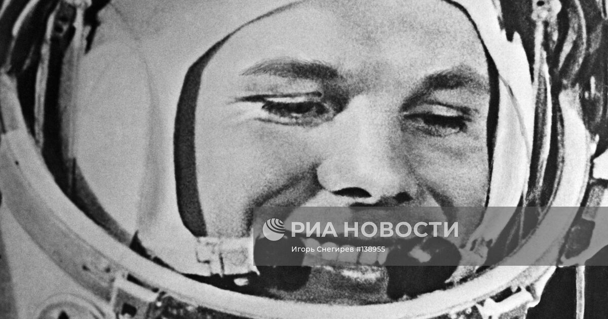 Юрий Гагарин в скафандре перед стартом