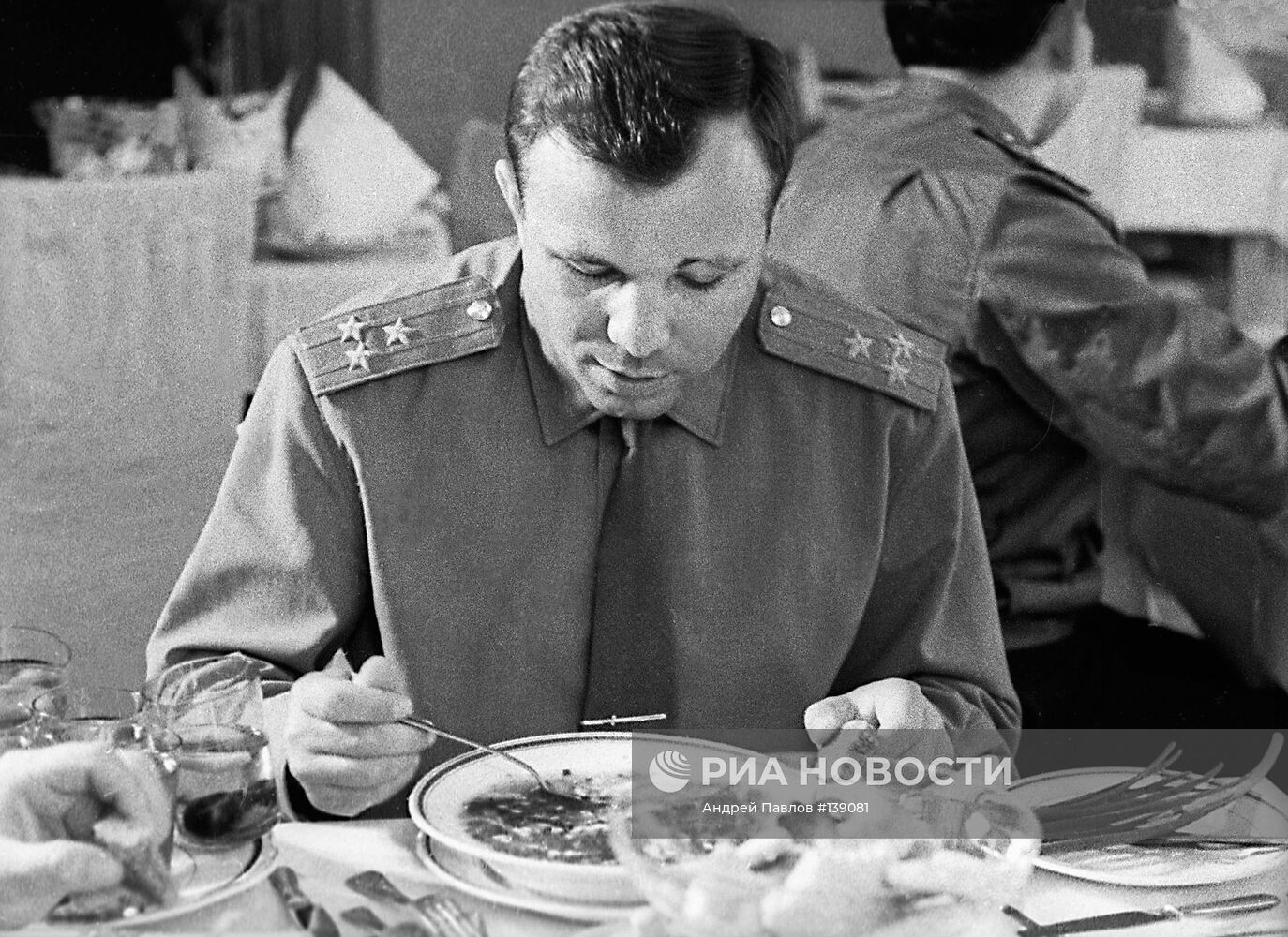 Юрий Гагарин в столовой