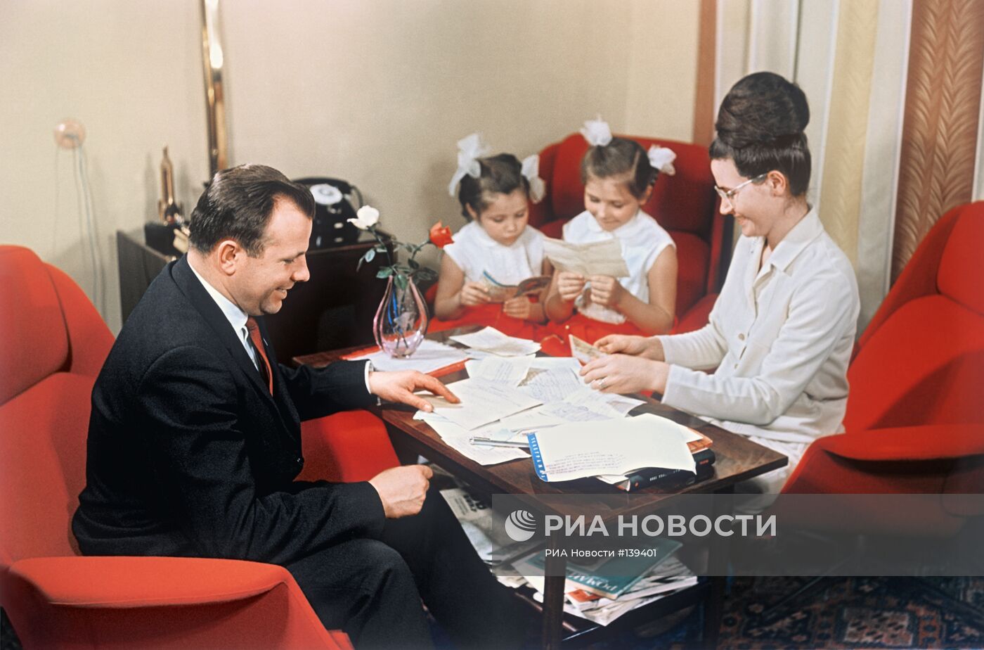 Юрий Гагарин в кругу семьи