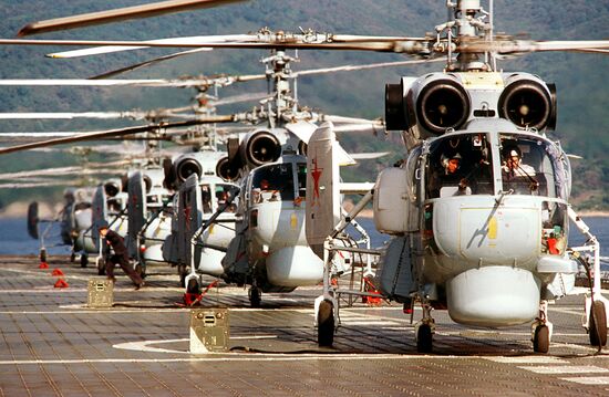 Вертолеты на палубе крейсера "Новороссийск"