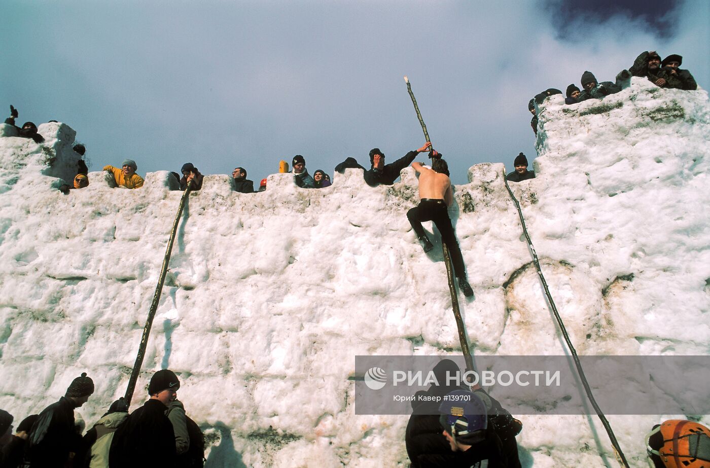 Штурм снежной крепости во время Масленицы