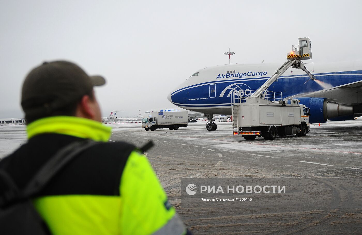 Уборка снега в аэропорту 