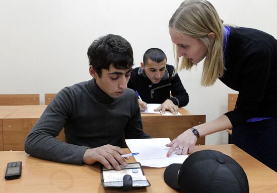 Сдача мигрантами экзамена по русскому языку