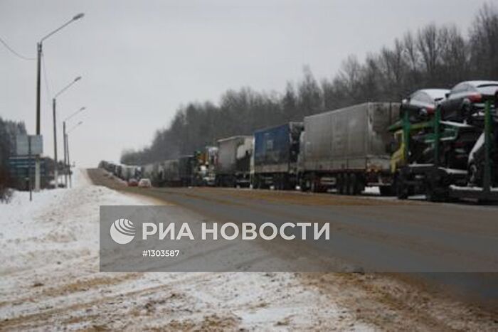 Многодневная пробка на федеральной трассе М-10 "Россия"