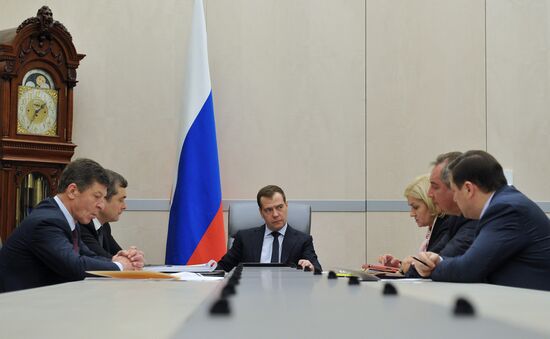 Д. Медведев провел совещание с вице-премьерами РФ
