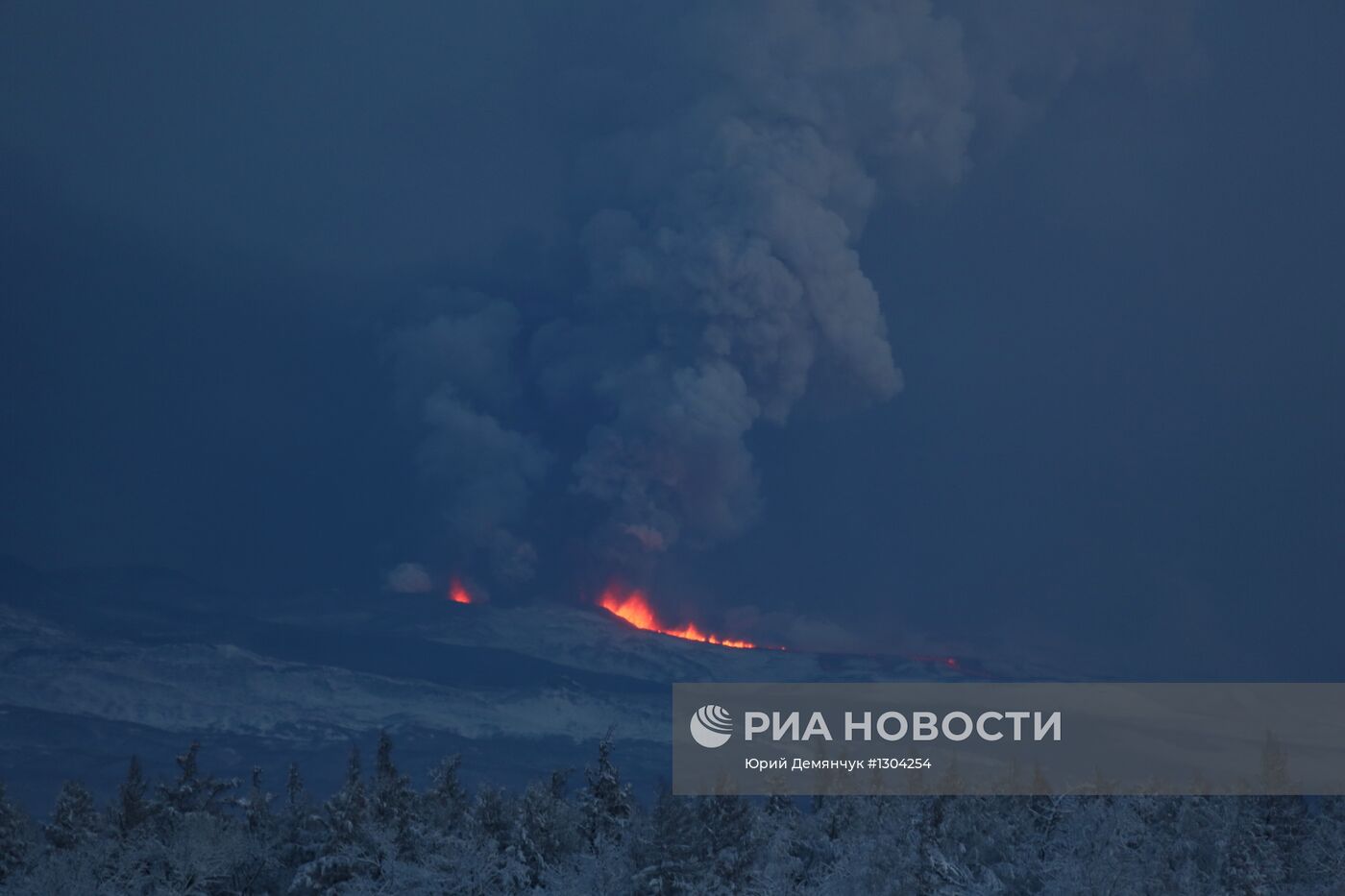 Извержение вулкана Плоский Толбачик на Камчатке