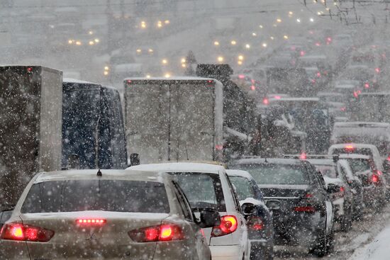 Последствия снегопада в Москве