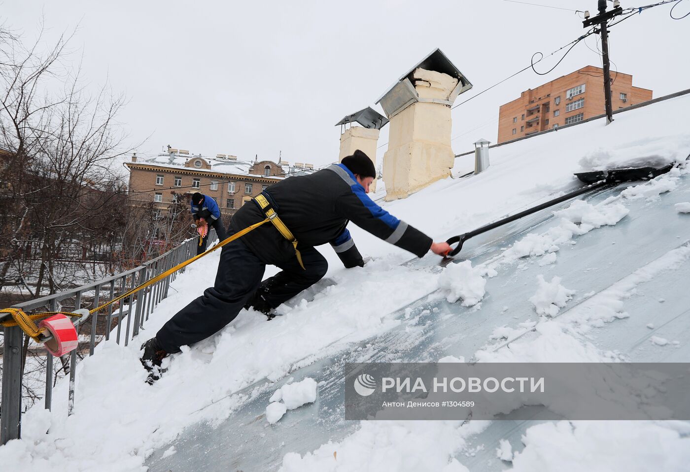 Очистка крыш от снега в Москве