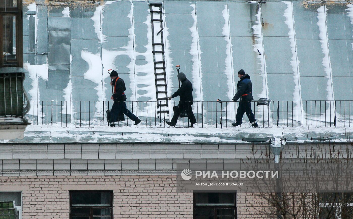 Очистка крыш от снега в Москве