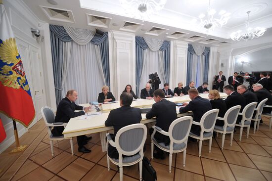 В.Путин провел совещание по бюджетам регионов РФ в Сочи