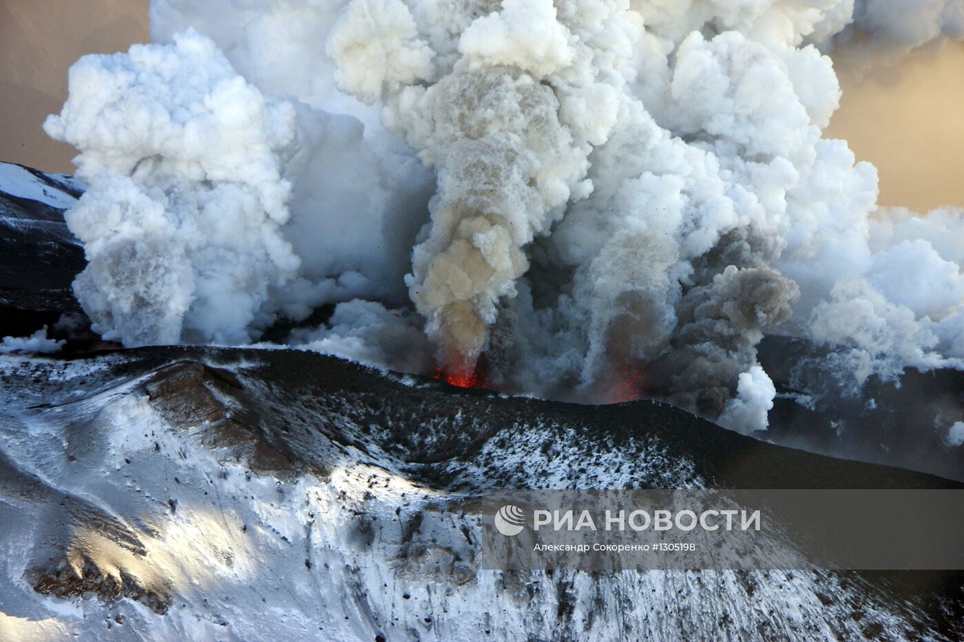 Извержение вулкана Плоский Толбачик на Камчатке