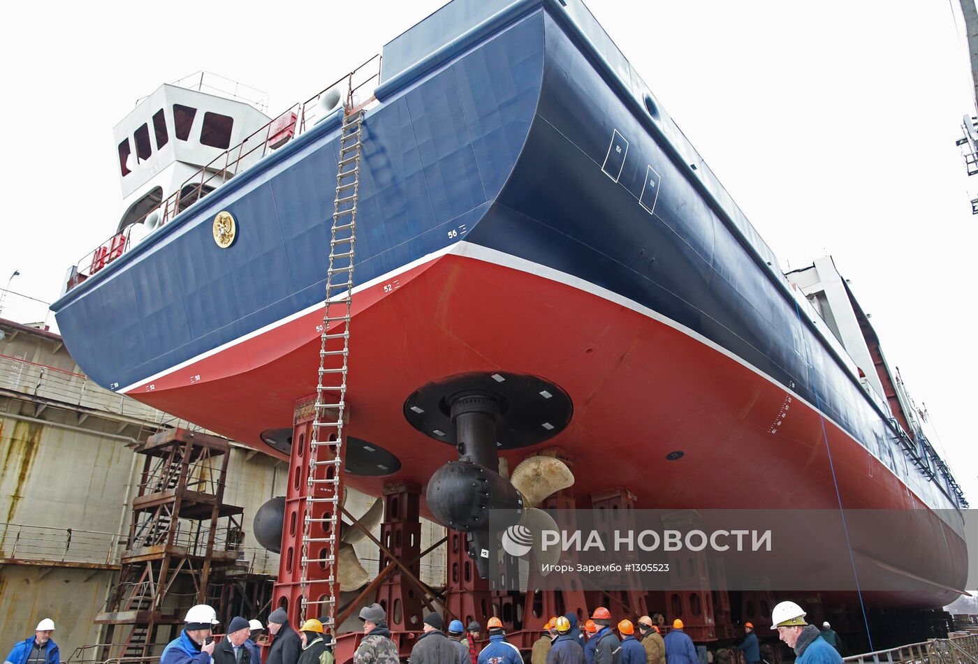 Спуск на воду океанографического судна "Янтарь"
