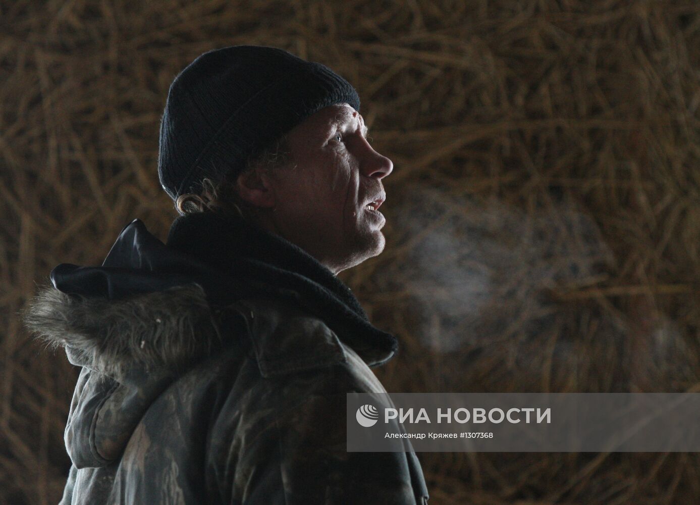 Пенсионеры Толстоуховы строят дом из соломы в Алтайском крае