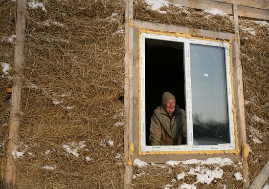 Пенсионеры Толстоуховы строят дом из соломы в Алтайском крае
