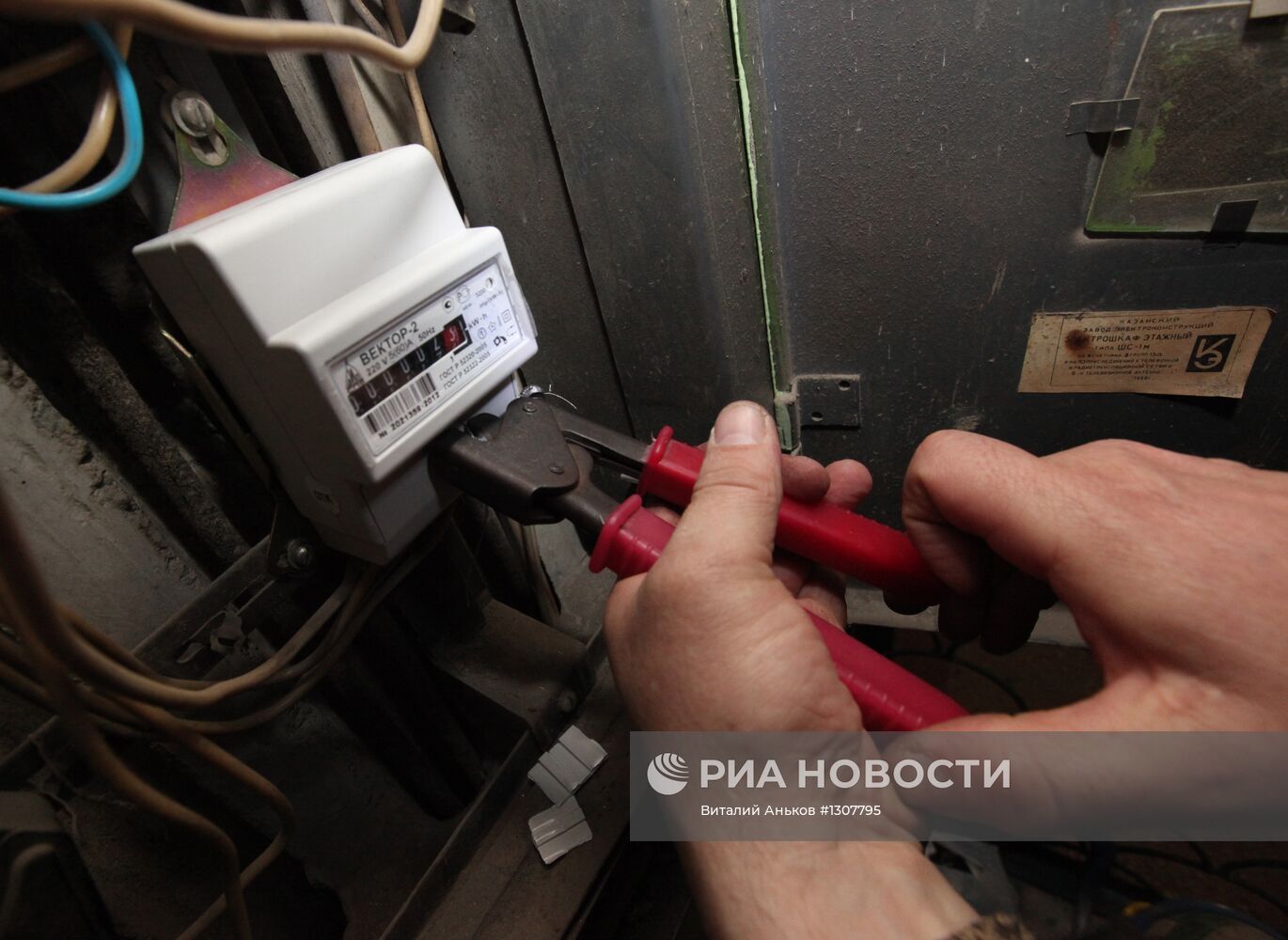 Замена старых электросчетчиков в жилых домах Владивостока