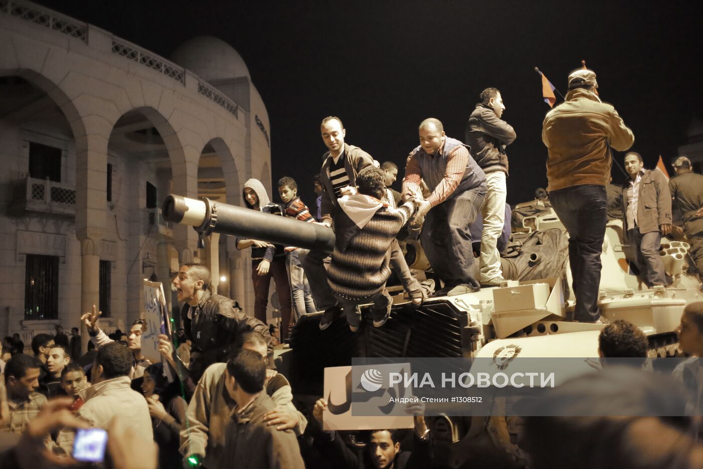 Сторонники оппозиции прорвали оцепление у резиденции М.Мурси
