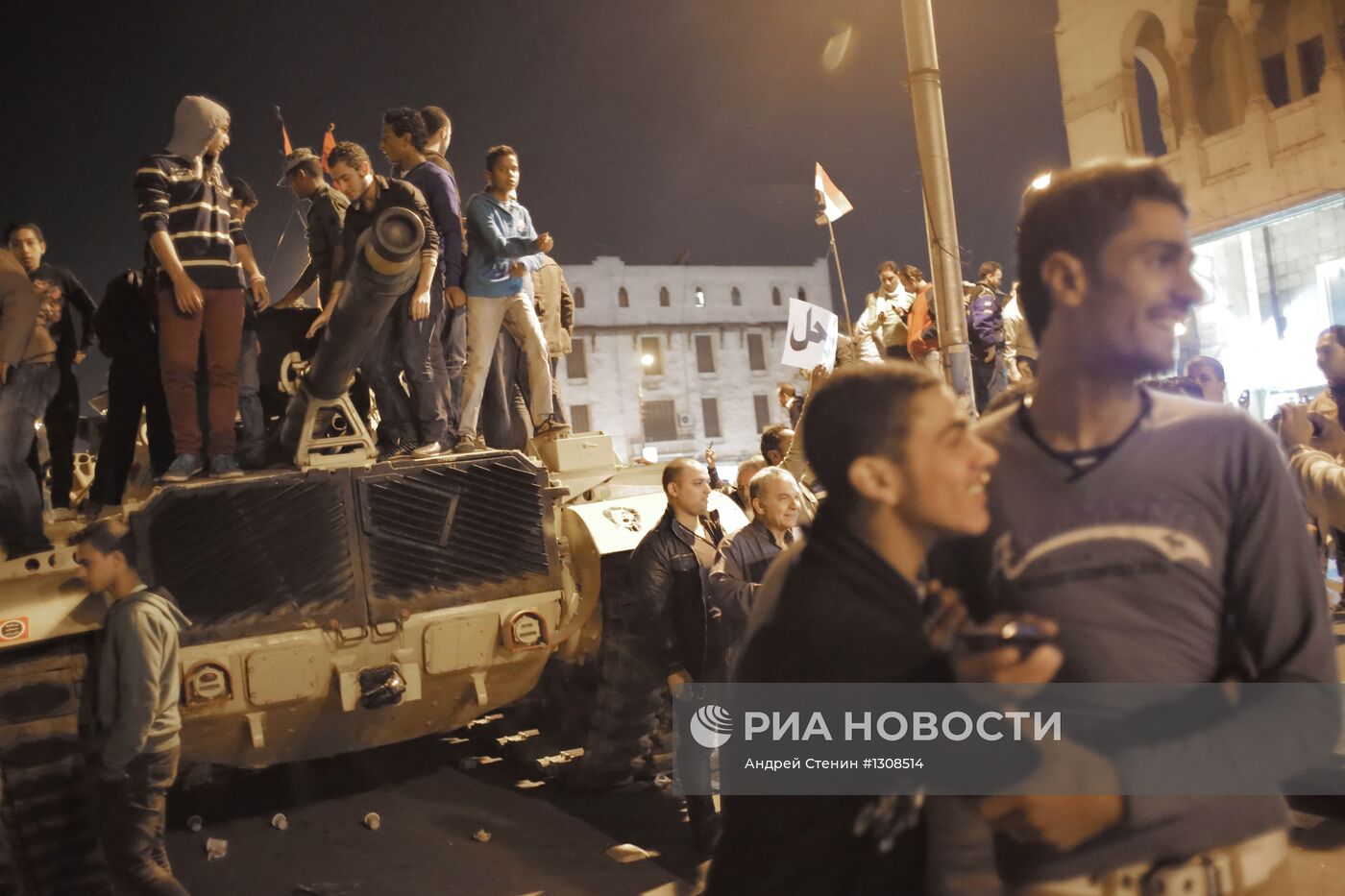 Сторонники оппозиции прорвали оцепление у резиденции М.Мурси