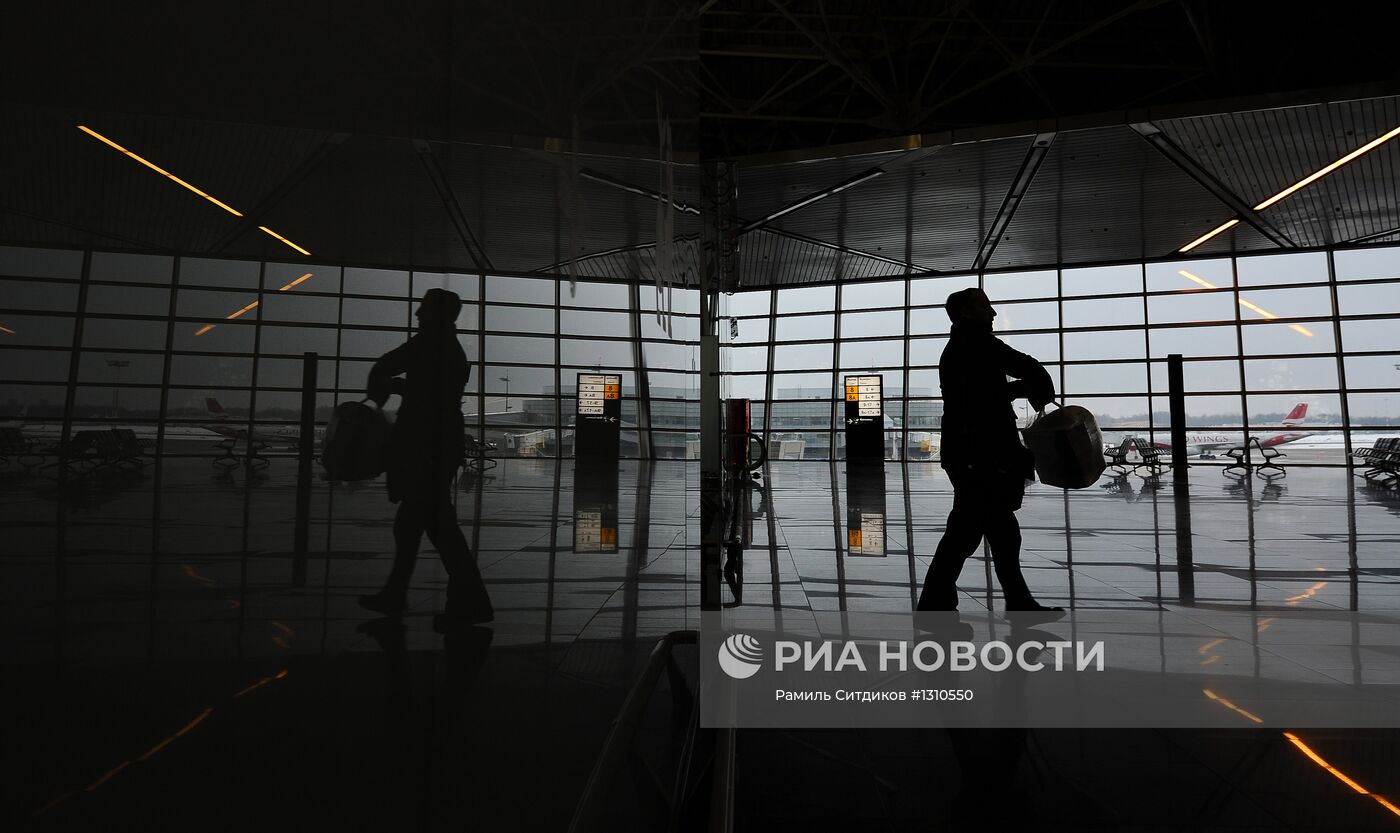 Пассажиры в зале ожидания аэропорта "Внуково"