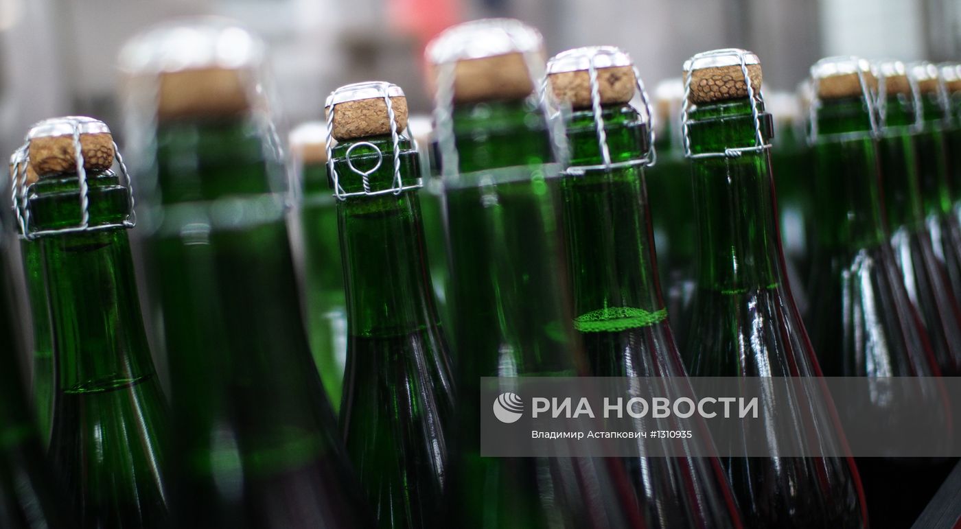 Работа московского завода шампанских вин "Корнет"