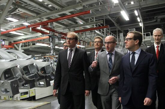 Д.Медведев посетил завод Volkswagen в Калуге