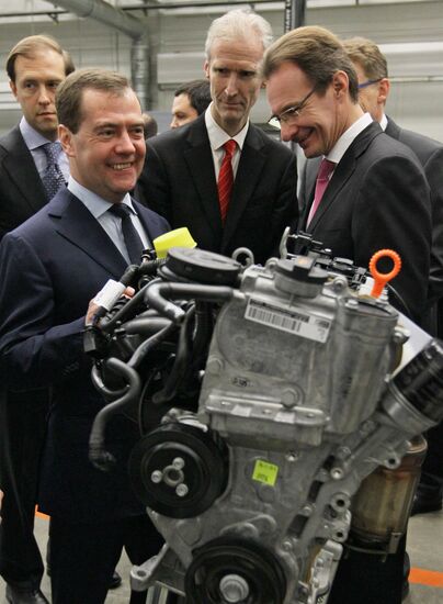 Д.Медведев посетил завод Volkswagen в Калуге