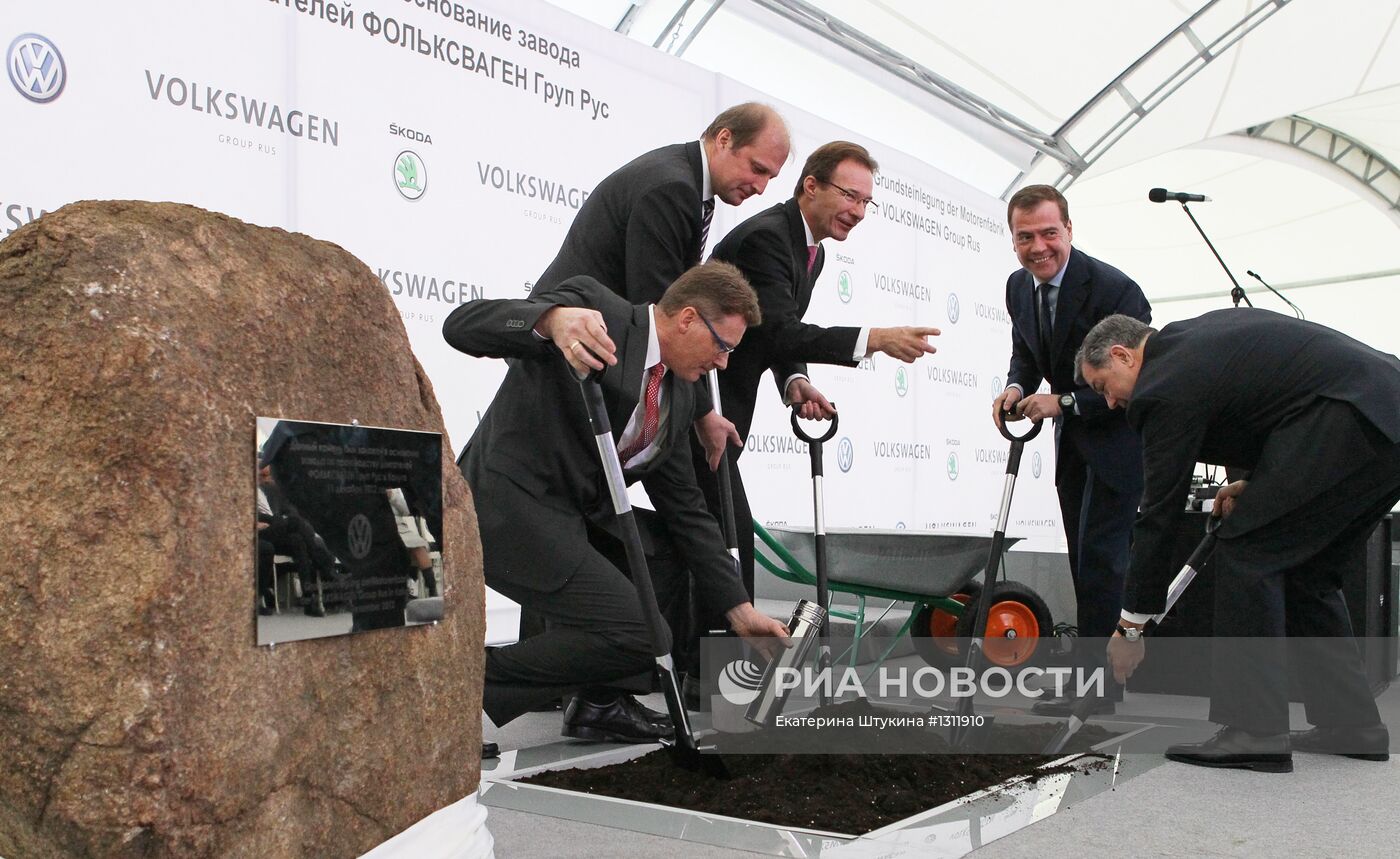 Д.Медведев участвовал в закладке завода двигателей
