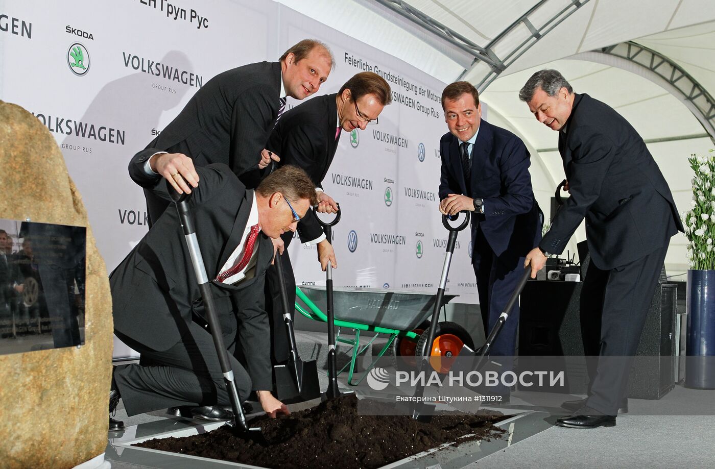 Д.Медведев участвовал в закладке завода двигателей