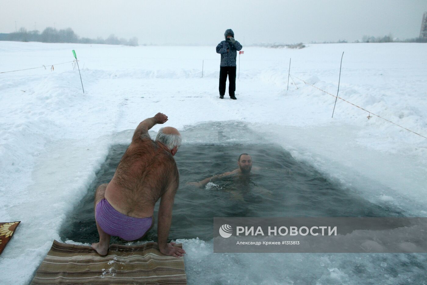 Купание "моржей" в Новосибирске