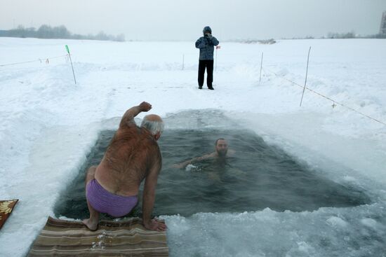 Купание "моржей" в Новосибирске