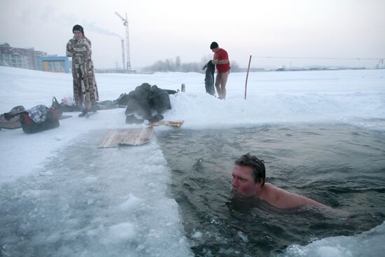 Купание "моржей" в Новосибирске