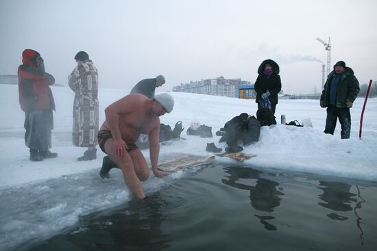 Купание "моржей" в Новосибирске