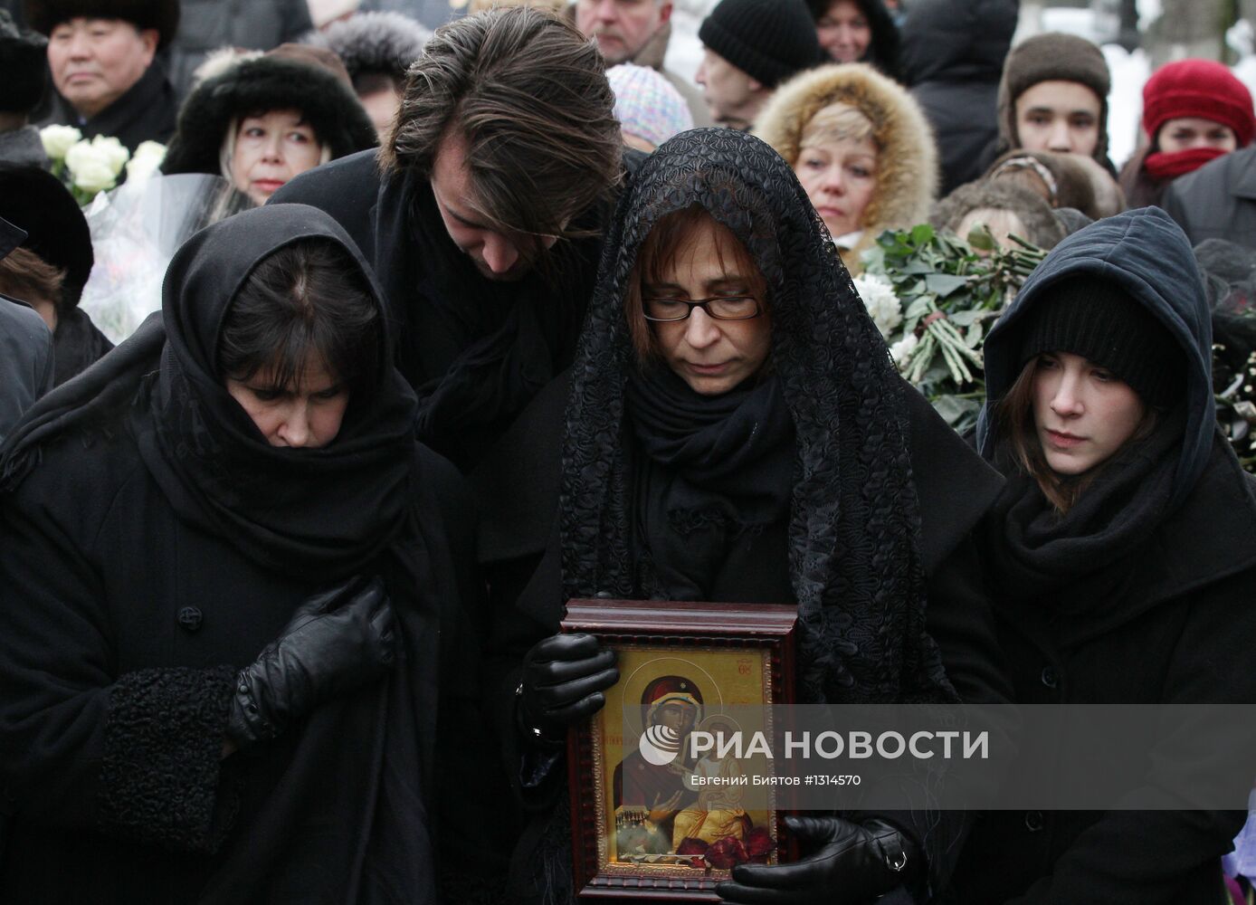 Церемония похорон оперной певицы Галины Вишневской