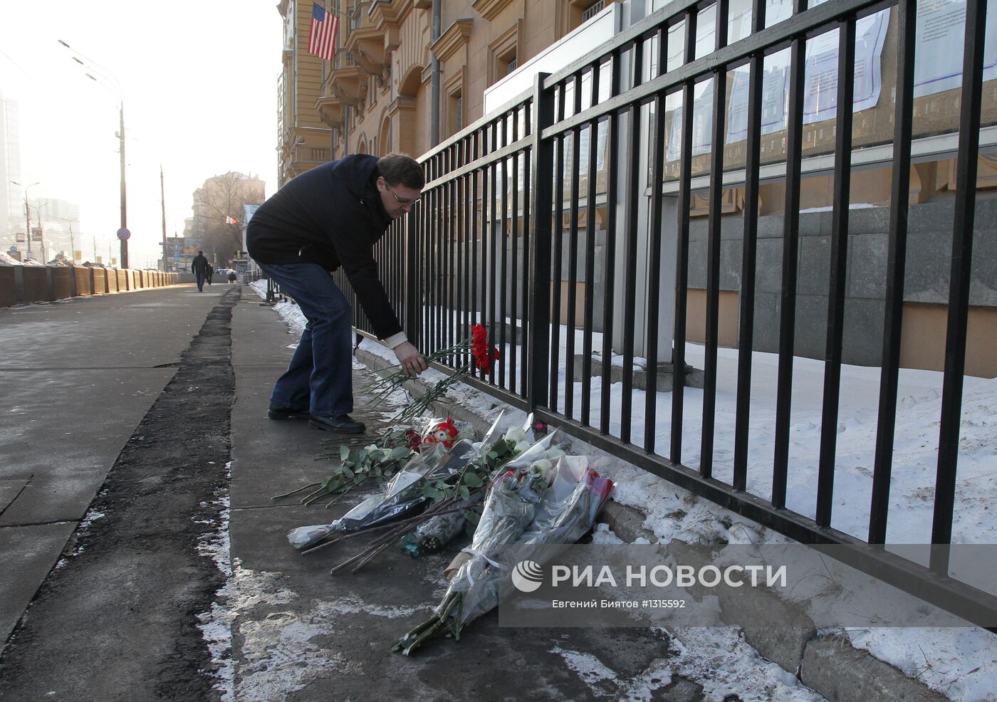 Москвичи несут цветы к посольству США после трагедии в Ньютауне