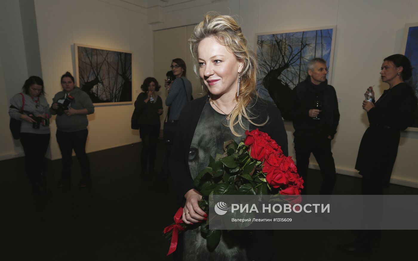 Открытие выставки Александры Вертинской "Переменная облачность"