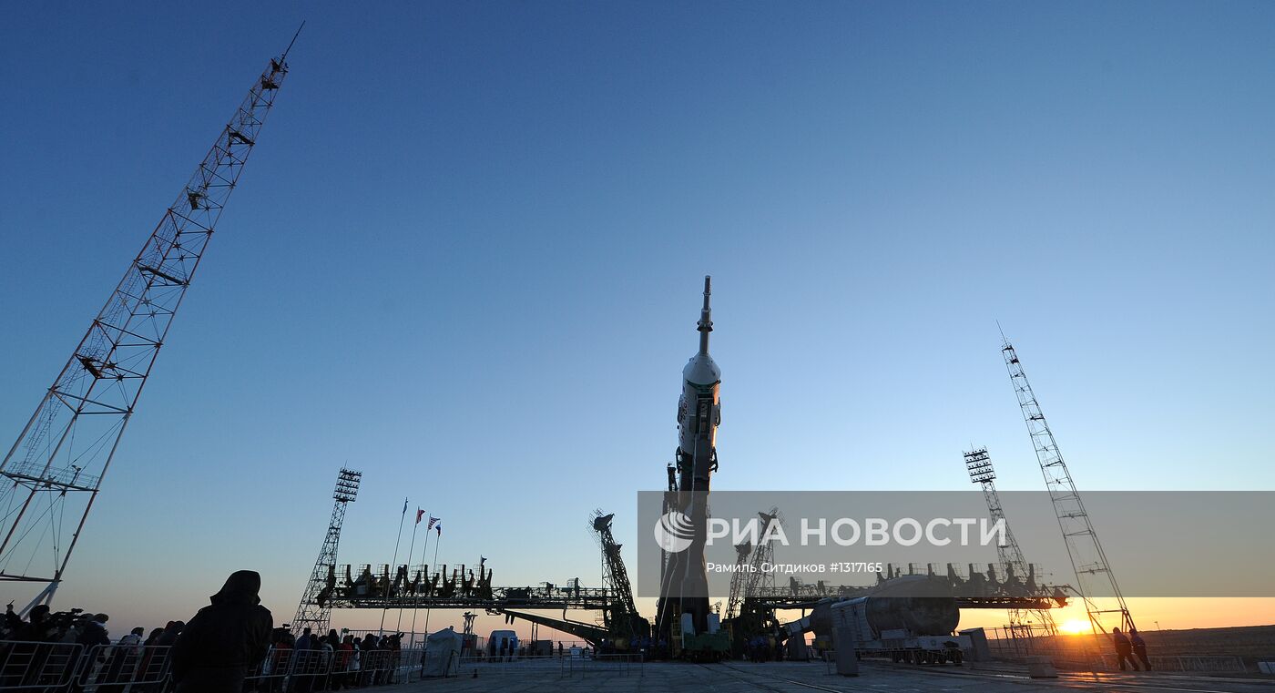 Вывоз ракеты "Союз-ФГ" с кораблем "Союз-ТМА-07М" на старт