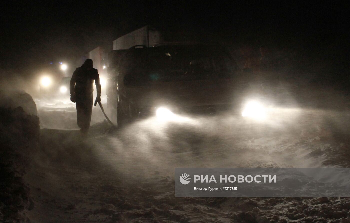 На автотрассе Киев–Чоп из-за снежных заносов образовалась пробка