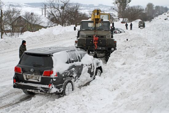 На автотрассе Киев–Чоп из-за снежных заносов образовалась пробка
