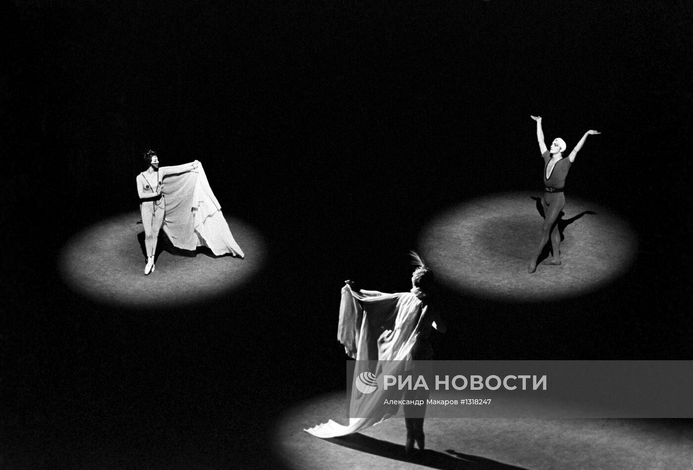 Сцена из балета "Легенда о любви"