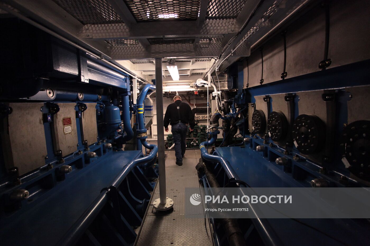 Судно "Академик Трешников" готовится в антарктический рейс