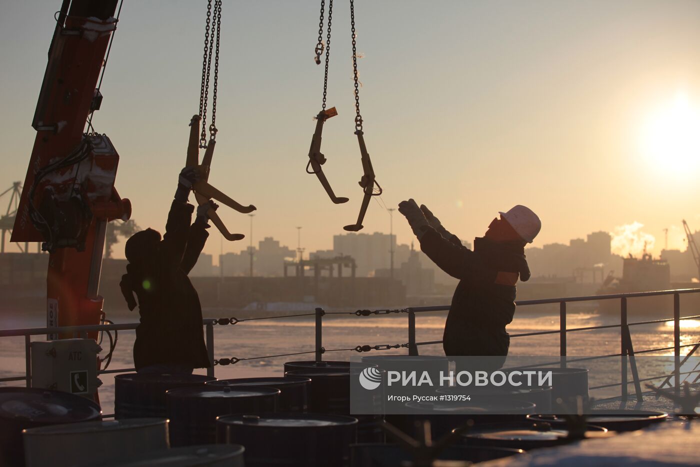Судно "Академик Трешников" готовится в антарктический рейс