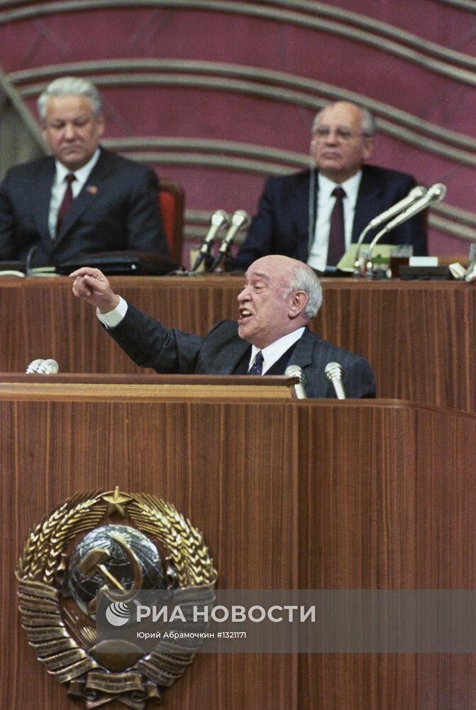 Б.Н. Ельцин и М.С. Горбачев и Р.А. Быков