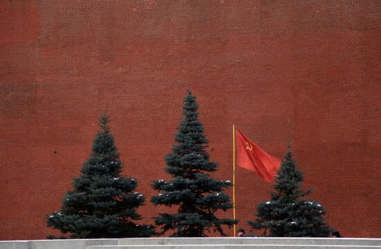 Возложение цветов к могиле И.В.Сталина у Кремлевской стены