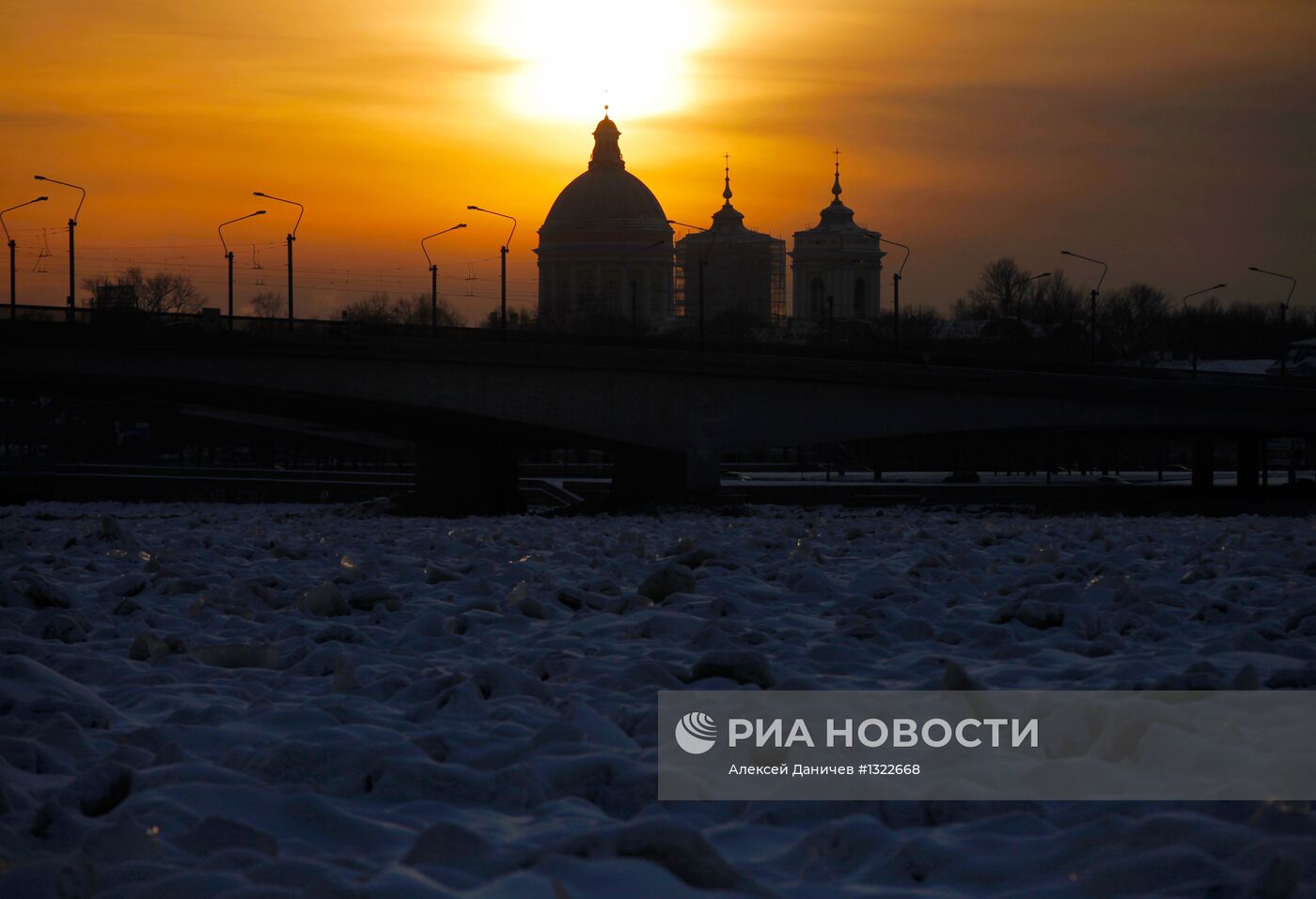 Вид на Александро-Невскую Лавру в Санкт-Петербурге