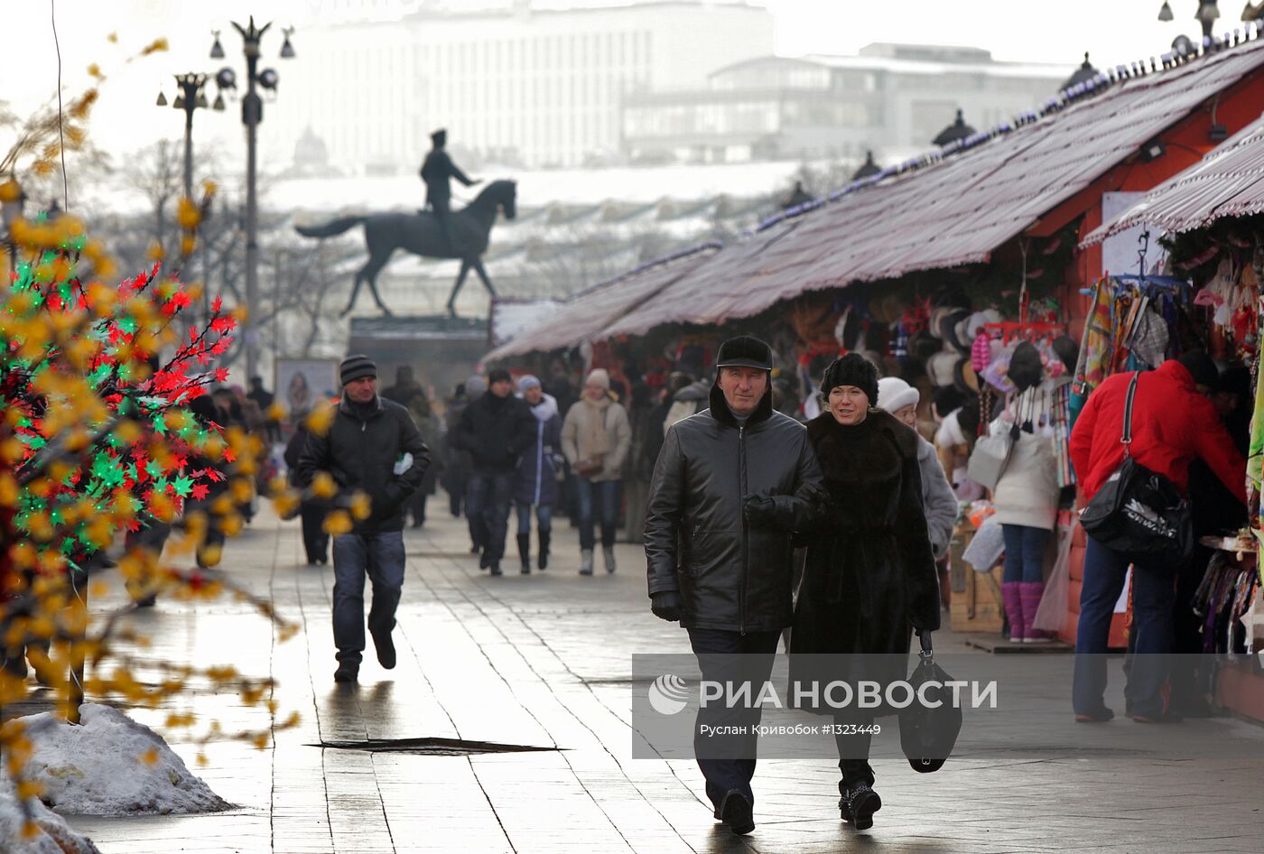 Продажа сувениров на Площади Революции в Москве