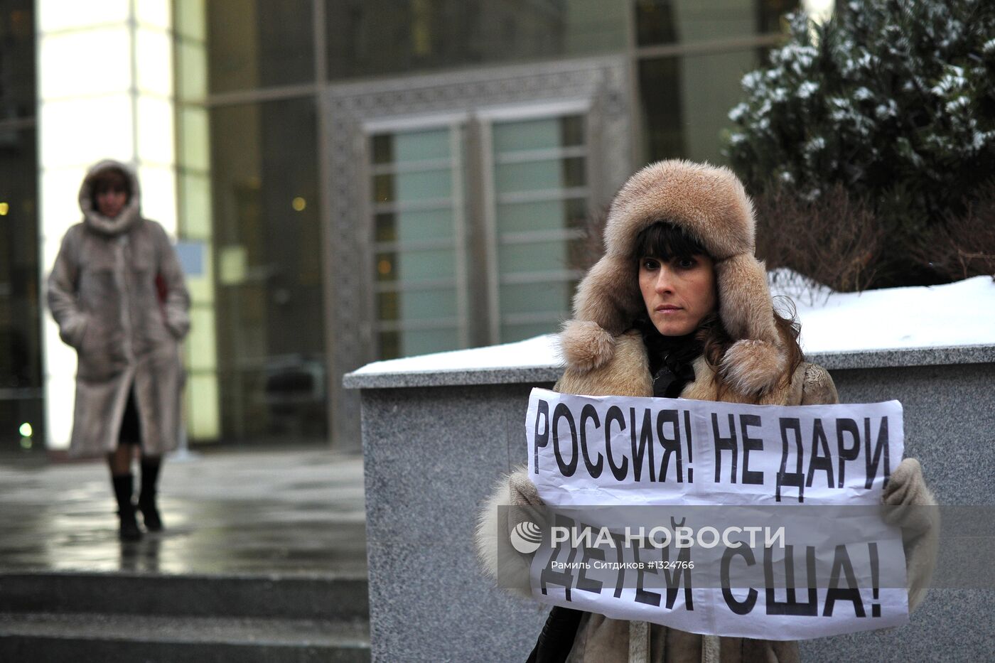 Одиночные пикеты в поддержку "закона Димы Яковлева"