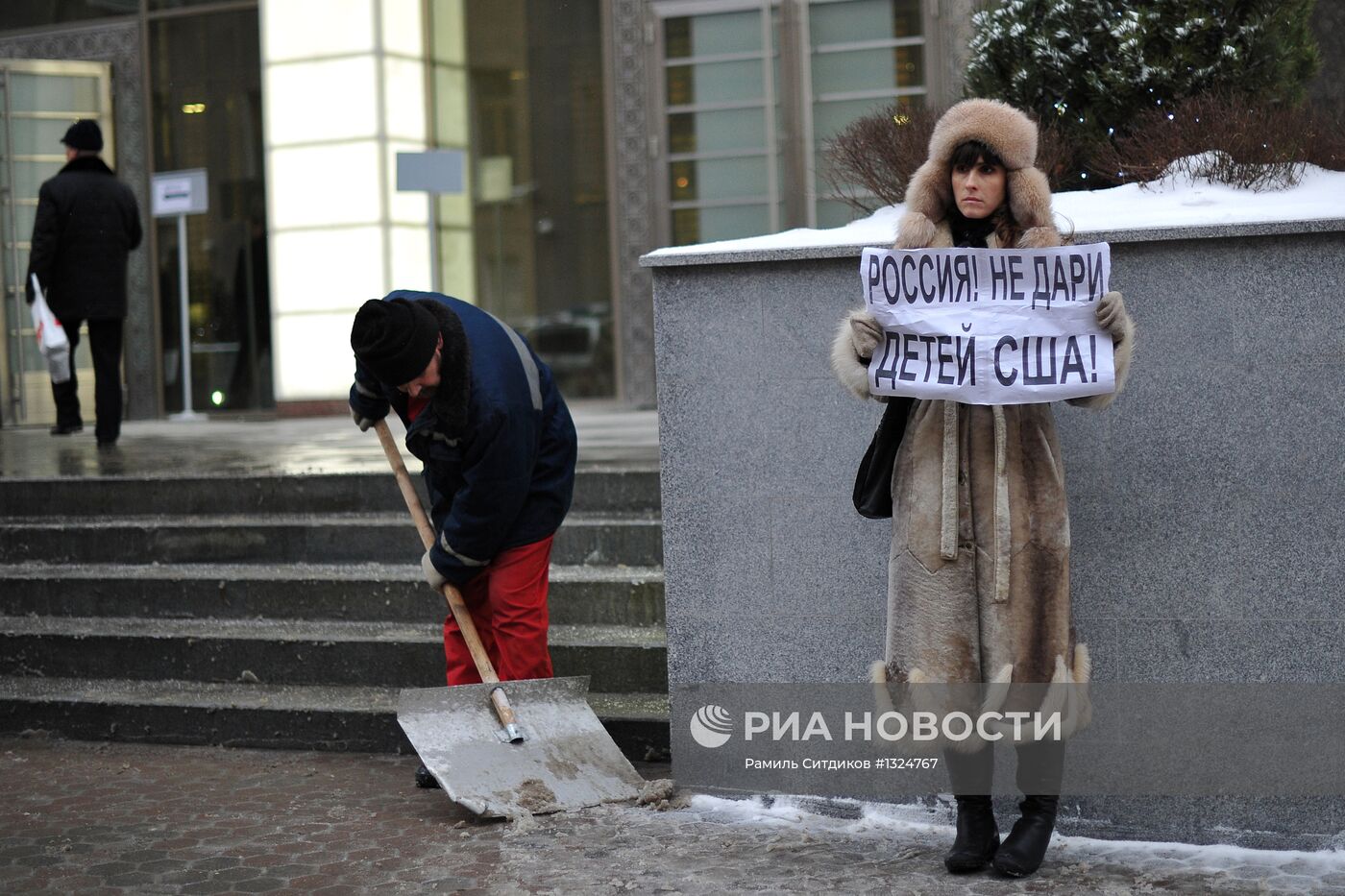 Одиночные пикеты в поддержку "закона Димы Яковлева"