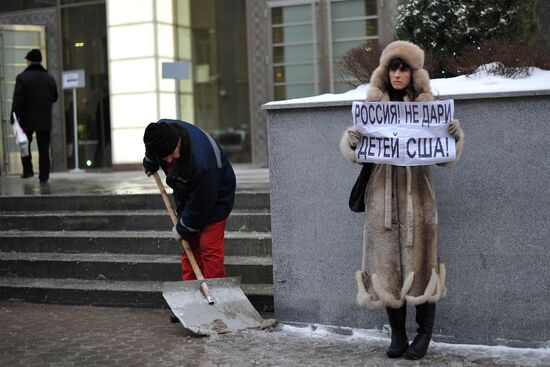 Одиночные пикеты в поддержку "закона Димы Яковлева"