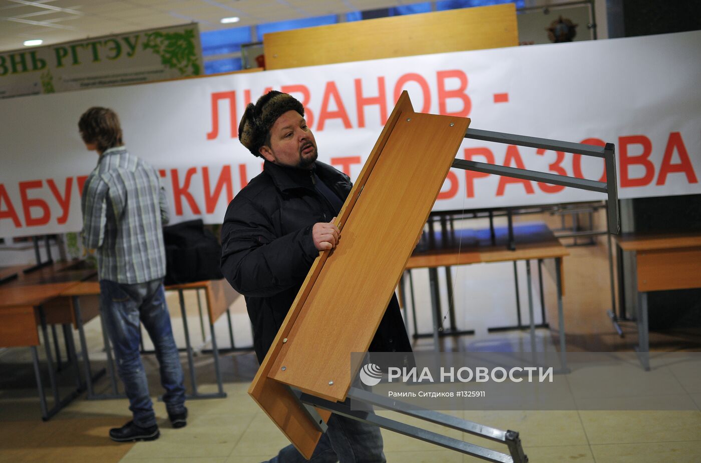 Студенты РГТЭУ забаррикадировались в здании университета