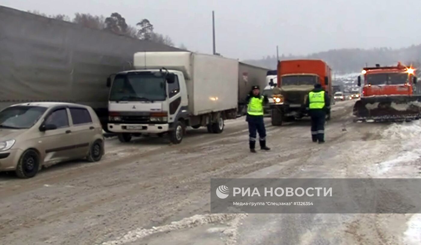 Автомобильная пробка на трассе М-5 в Челябинской области