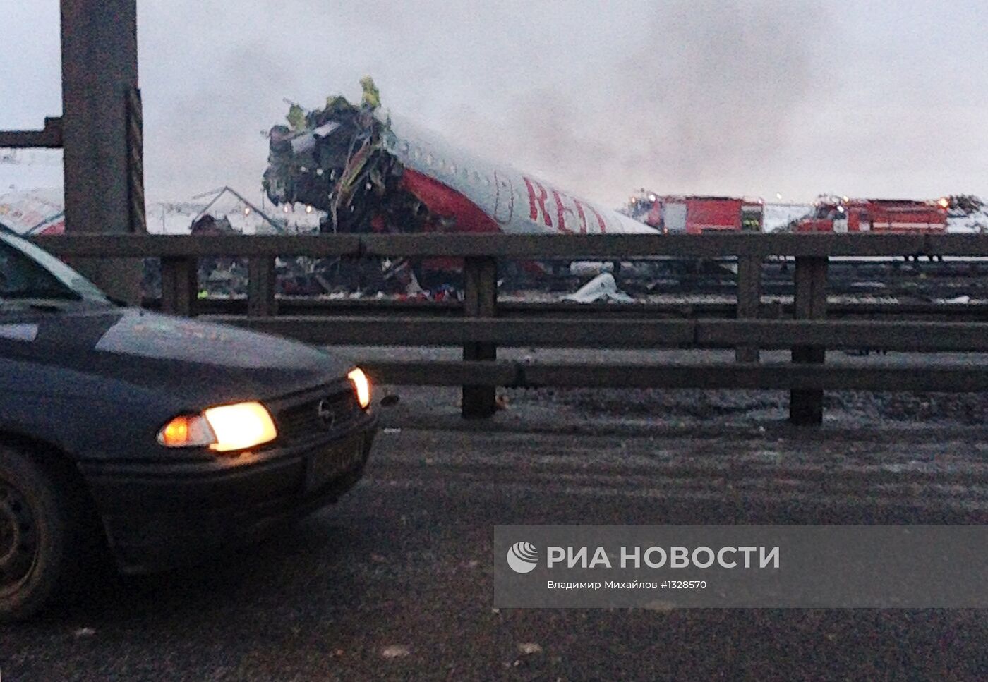 Самолет Ту-204 выехал за пределы ВПП во Внуково и загорелся